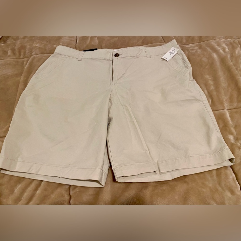 BNWT- Gap 9” Bermuda shorts- size 16- beige/off white/ khaki